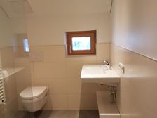 Neu renoviertes Badezimmer mit Dusche/WC